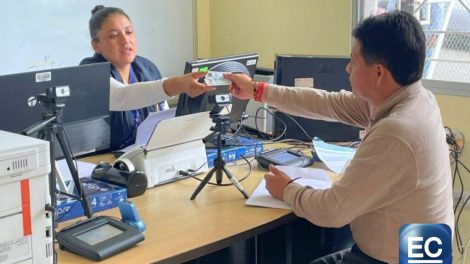 ANT Ecuador entregando la licencia de conducir a una persona