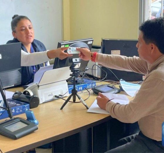 ANT Ecuador entregando la licencia de conducir a una persona