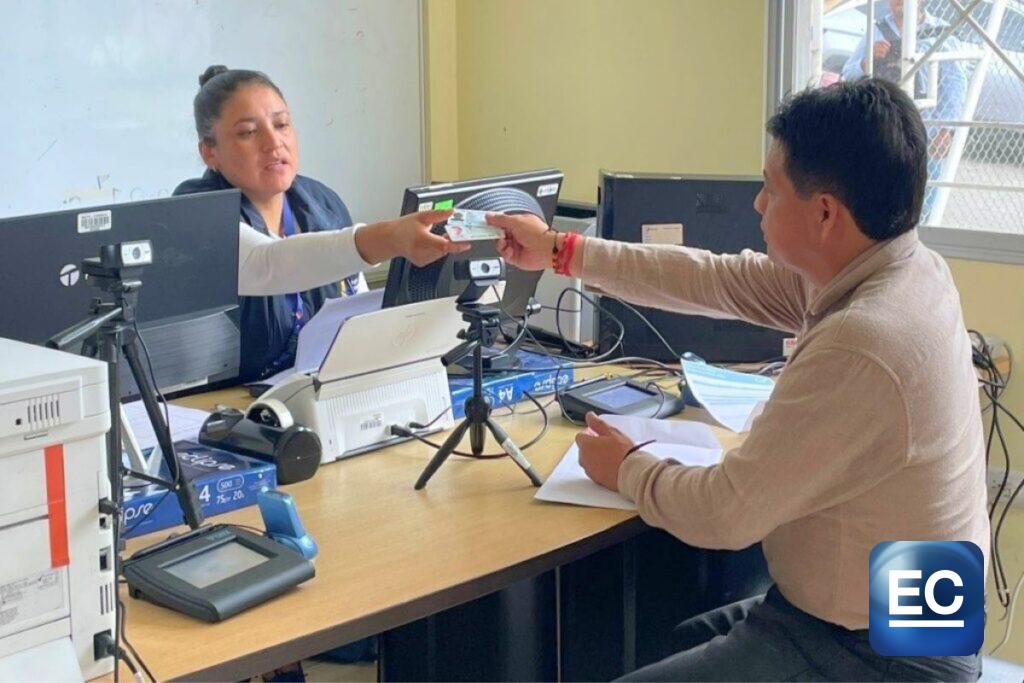 ANT Ecuador entregando la licencia de conducir a una persona